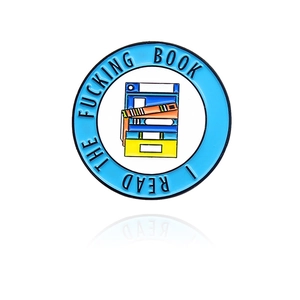 Pin's émaillé bleu avec texte I READ THE FUCKING BOOK et illustration de livres