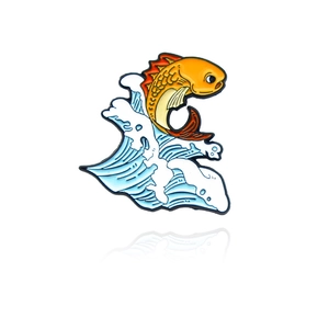 Épinglette en émail créative carpe koi avec vagues océaniques jaune et bleu