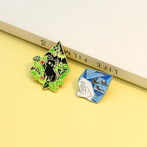 Broches en émail représentant un chat noir dans la jungle et un ours polaire sur l'iceberg