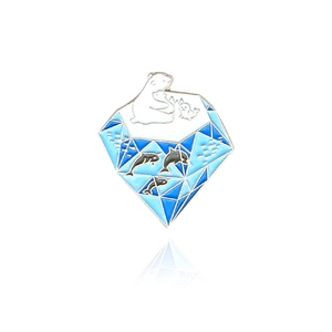 Broche en émail maman et bébé ours polaire avec motif de glacier bleu et baleine