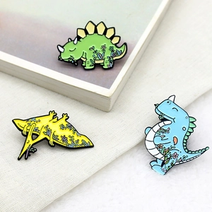 Ensemble de broches dinosaures à fleurs avec triceratops vert et ptérosaure jaune