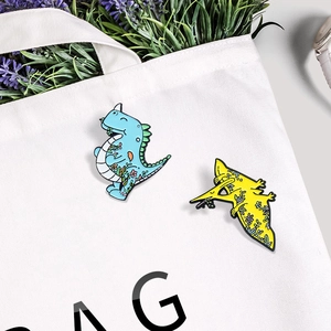 Broches créatives en émail de dinosaure avec motifs floraux sur un sac en toile blanc