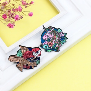 Badges en émail avec illustrations de poisson rouge et licorne sur fond jaune