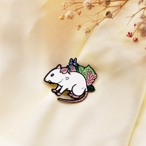 Broche en émail mignonne souris blanche avec lavande et fleurs sur fond de satin