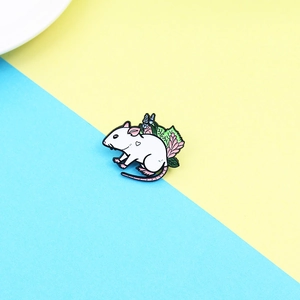Broche en émail souris blanche avec fleurs roses et cœur sur fond bleu pastel