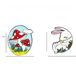 Vista detallada de broches de esmalte con diseño de hongo y conejo blanco con sus medidas