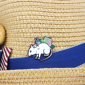 Broche souris blanche mignonne en émail avec lavande et cœur épinglée sur un chapeau
