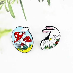 Set de pines de esmalte con conejo blanco y hongo rojo para accesorios de ropa de moda