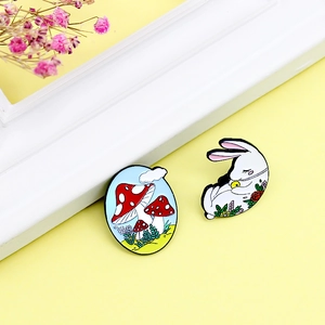 Set de pines de esmalte con conejo blanco durmiendo entre flores y setas rojas de campo