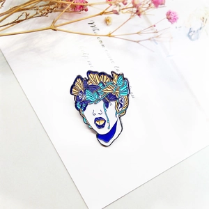 Broche en Émail Visage d'Art Surréaliste Créative Avec Papillons Bleus en Alliage Goutte d'Huile pour Bijoux de Mode Femme