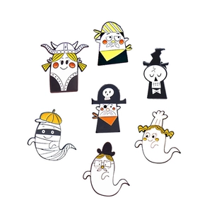 Set di 7 spille in smalto a forma di fantasmi carini con motivi pirata e mummia su bianco