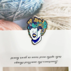Broche artistique en émail avec lèvres bleues, papillons verts et feuilles de ginkgo