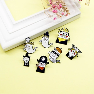 Set di 7 spille in smalto a forma di fantasma con disegni di pirata, mummia e scheletro