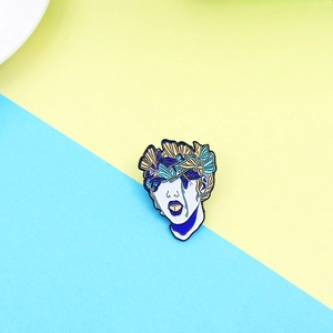 Broche artistique en émail avec visage de sorcière et papillons colorés sur fond bicolore