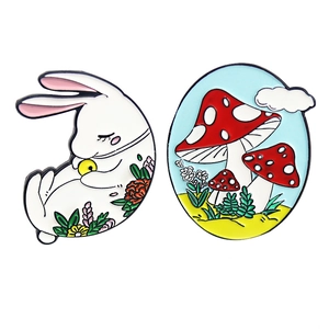 Pines de esmalte de dibujos animados con conejo blanco durmiendo y seta roja en cielo azul