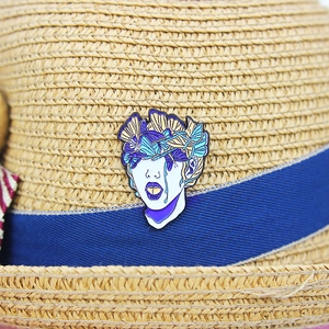 Broche visage de sorcière artistique en émail avec papillons sur un chapeau de paille