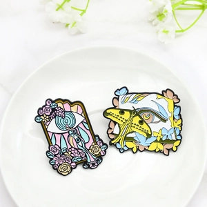 Broches en émail artistiques avec motifs d'oiseaux, papillons et yeux sur assiette
