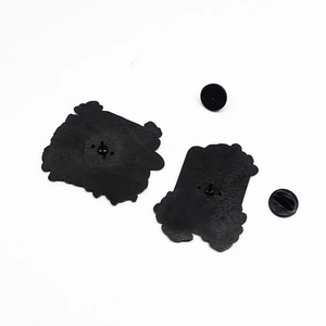Détail des fixations de pin's noir mat et des fermoirs papillon en caoutchouc durable
