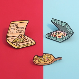 Set aus drei Pizza-Emaille-Pins mit Schachteln und Holztablett auf rot-blauem Grund