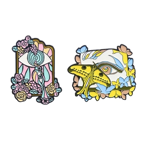 Broches en émail surréalistes de paon et de mite avec fleurs et motifs d'yeux