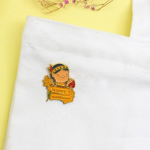 Broche de Thanksgiving avec fille en tenue traditionnelle et ruban jaune sur sac en toile