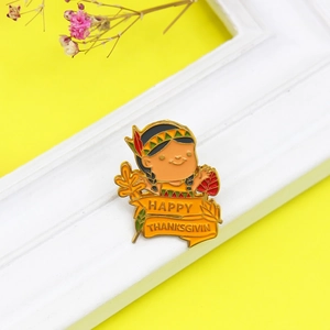 Broche émaillée petite fille indienne avec bannière Happy Thanksgiving sur fond jaune