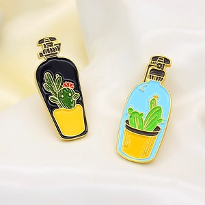 Broches créatives en émail forme flacon de parfum avec cactus en noir et bleu clair