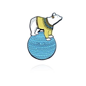 Niedliche Eisbär-Emaille-Brosche mit gelbem Pullover auf blauem Ball für Kleidung