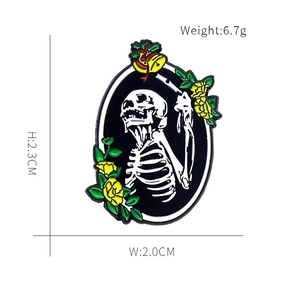 Vue détaillée du pin's émaillé squelette avec roses jaunes et dimensions 2,3 cm