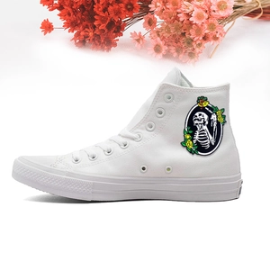 Baskets montantes blanches en toile avec écusson brodé tête de mort et rose style punk