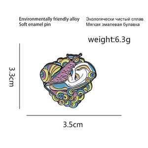Vue détaillée d'une broche escargot en émail coloré avec dimensions de 3,5 cm x 3,3 cm