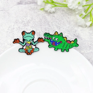 Lot de pin's émaillés fantaisie avec une grenouille méditante et un crocodile souriant
