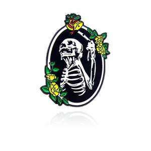Broche gothique en émail avec crâne, roses jaunes et cloches au cadre noir
