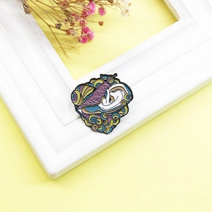 Broche artistique en émail escargot violet avec volutes colorées sur fond clair