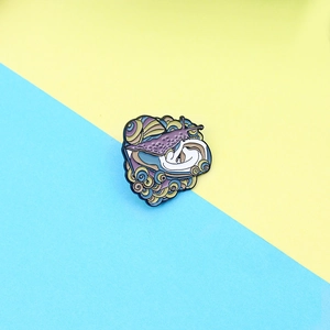 Broche créative en émail avec motif escargot et limace violette sur nuage coloré