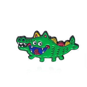 Broche crocodile en émail vert style dessin animé avec bouche bleue et détails rouges