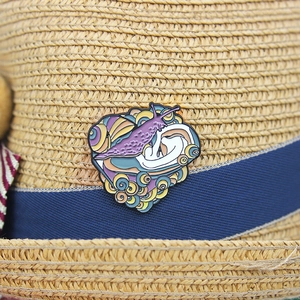 Broche artistique en émail escargot en forme de cœur sur un chapeau de paille à ruban