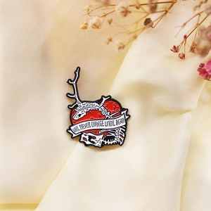 Broche Gothique en Alliage Émail Coeur Crâne Bois de Cerf avec Ruban de Lettres Badge Punk Bijoux de Mode