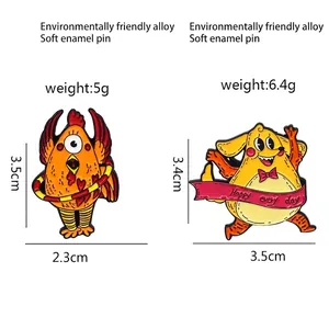 Broches en émail monstre de dessin animé avec coq et chien en alliage écologique