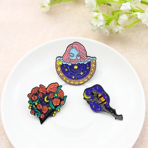 Trois broches en émail créatives avec fille dans baignoire, cœur fleuri et astronaute
