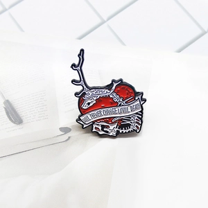 Broche gothique en alliage avec cœur rouge, squelette blanc et bois de cerf noirs