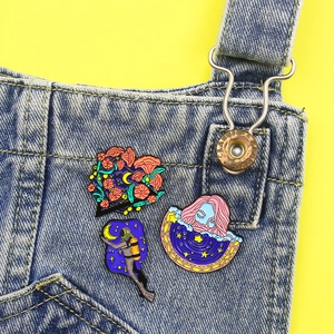 Ensemble de broches en émail artistique avec lune, plongeur et fleurs sur denim