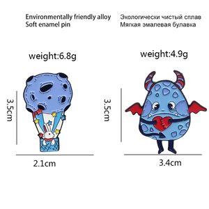 Cartoon Kaninchen Heißluftballon und blaues Monster Emaille-Pins mit Größenangaben