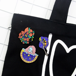 Ensemble de broches en émail avec motifs de lune et plongeur sur sac en toile noire