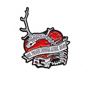 Broche en émail crâne de cerf gothique avec cœur rouge et ruban Never Change
