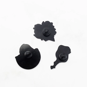 Vue arrière de trois broches en émail noir avec fermoirs papillon et support en métal