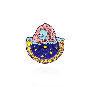 Broche en émail artistique représentant une fille rêvant dans un croissant de lune étoilé