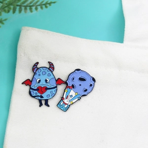 Emaille-Anstecknadeln mit Hasen-Heißluftballon und blauem Monster mit Herz