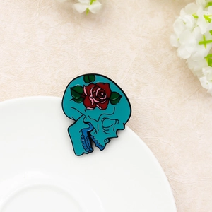 Broche en émail style punk avec crâne et rose rouge sur fond texturé élégant