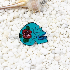 Broche punk en émail crâne et rose avec finition bleu vif et fleur rouge élégante